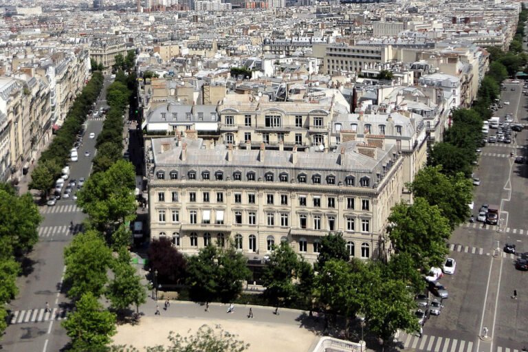 Vue aérienne du 17ᵉ arrondissement de Paris avec immeubles haussmanniens, avenues arborées et rues animées.